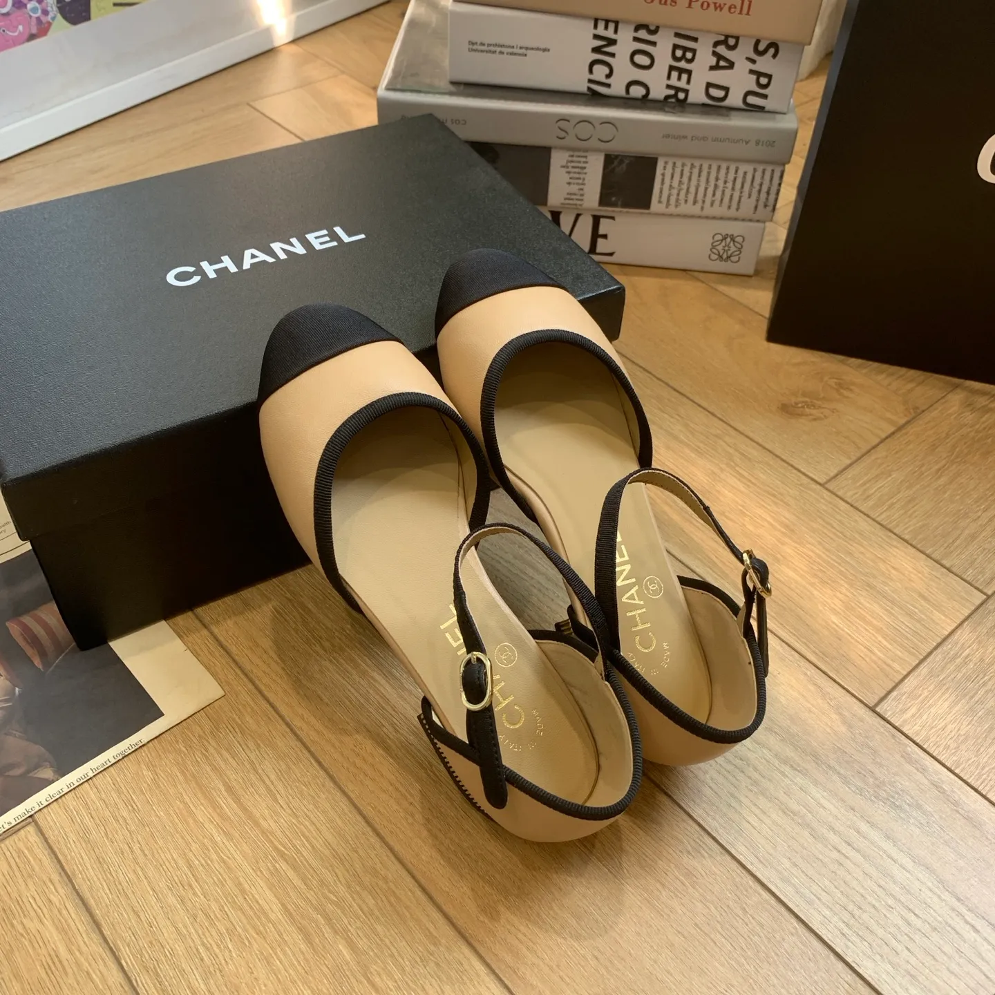 👟👟Ex-factory price 520👟👟 🍀Chanel Xiaoxiang 25ss early spring new model, diamond pattern, thick heel Mary Jane shoes, retro French elegance, full of high-end sense, diamond hollow Mary Jane sandals, a very popular pair of sandals recently! The exposed-leg design directly lengthens your legs! Very white fairy style. A complete interpretation of French romance! Soft and delicate, the foot feels 100% comfortable, beautiful and ultra-feminine at the same time, ▪Fabric: Made of original imported cowhide ▪Inner foot pad: sheepskin ▪Sole: Original customized Italian leather outsole ▪Size: 35-39 (40 41 custom-made, non-refundable) 👉